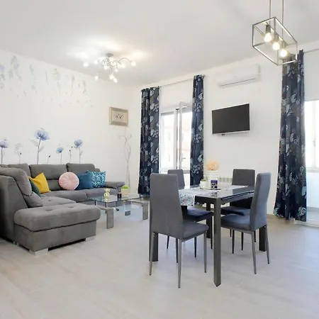 Apartamento Spazioso - Vicino Al Mare E A Roma